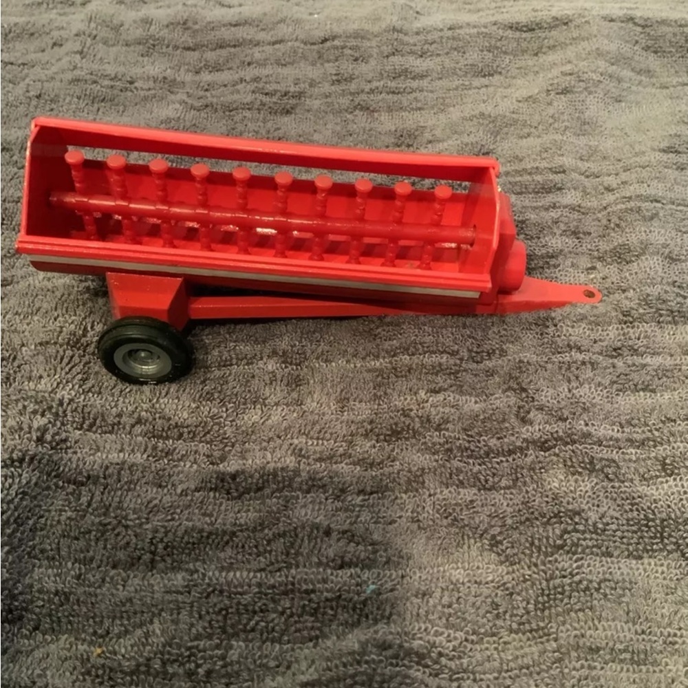 ERTL 1/32 Scale Diecast Case International PTO Side Discharge Spreader